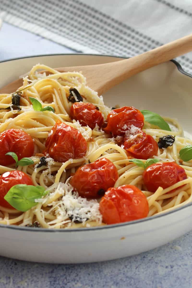 Spaghetti with roasted cherry tomatoes in a white pan