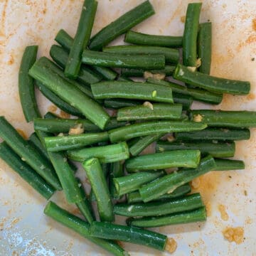 green beans with lemon and garlic in a bowl